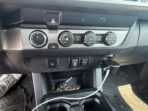 Used 2020 Toyota Tacoma SR5 AWD/4WD image 10