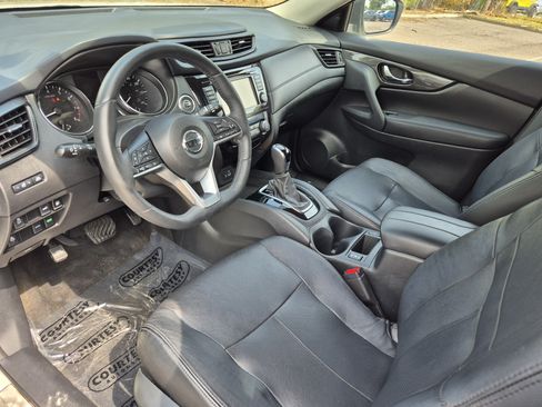 Used 2018 Nissan Rogue SV w/ Premium Package FWD image 22