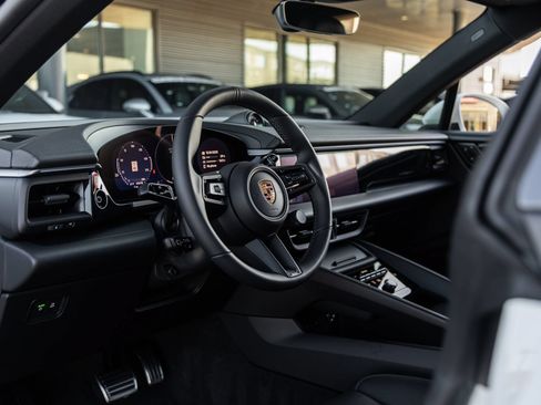 Certified 2025 Porsche Macan 4S Electric AWD/4WD image 4