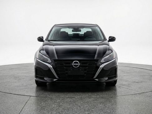 Used 2025 Nissan Altima 2.5 SV FWD image 2