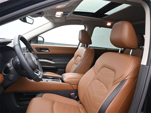 Used 2025 Nissan Pathfinder Platinum w/ Black Appearance Package image 15