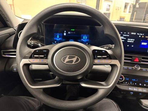 Used 2024 Hyundai Elantra SEL FWD image 20