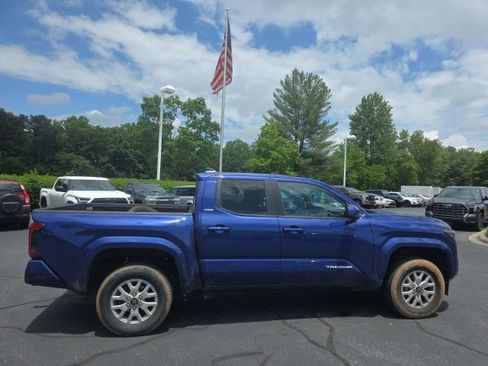 Used 2024 Toyota Tacoma SR5 AWD/4WD image 9