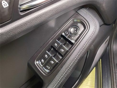 Used 2025 Porsche Macan image 37