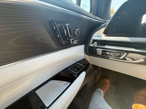Used 2024 Cadillac Lyriq Luxury AWD/4WD image 16