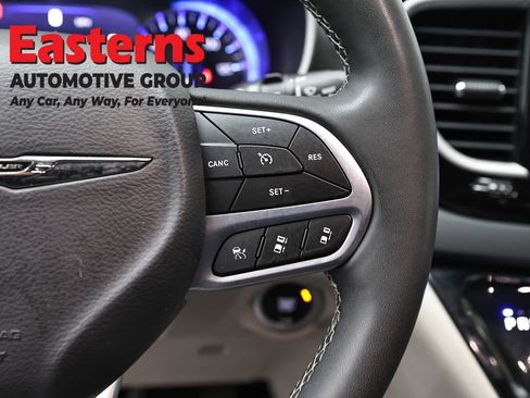 Used 2023 Chrysler Pacifica Touring-L FWD image 16