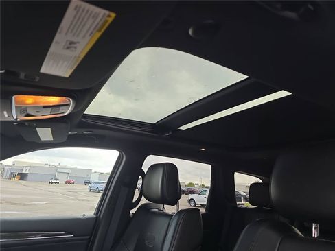 Used 2018 Jeep Grand Cherokee Overland AWD/4WD image 29