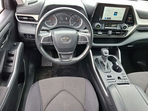Used 2024 Toyota Highlander LE AWD/4WD image 12