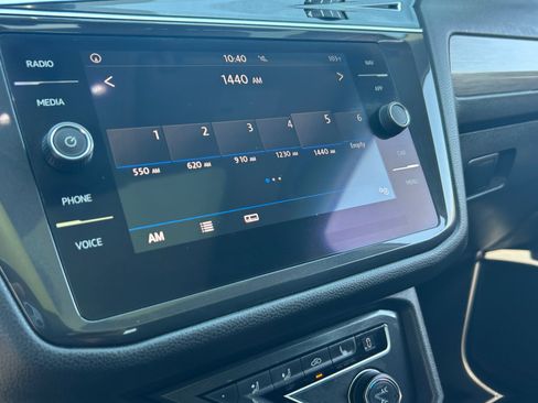 Used 2018 Volkswagen Tiguan SEL FWD image 26