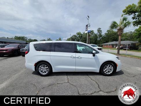 Used 2023 Chrysler Pacifica Touring-L FWD image 6