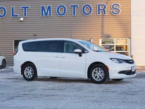 Used 2023 Chrysler Voyager LX image 2