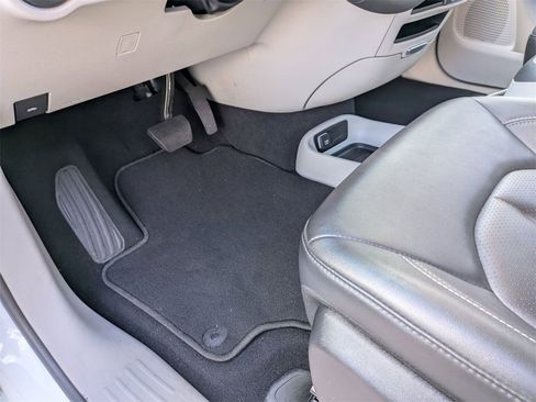 Used 2024 Chrysler Pacifica Touring-L image 16