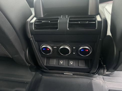 Used 2023 Land Rover Defender 110 X-Dynamic SE image 12