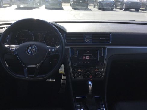 Used 2017 Volkswagen Passat 1.8T R-Line w/ R-Line Lighting Package FWD image 10