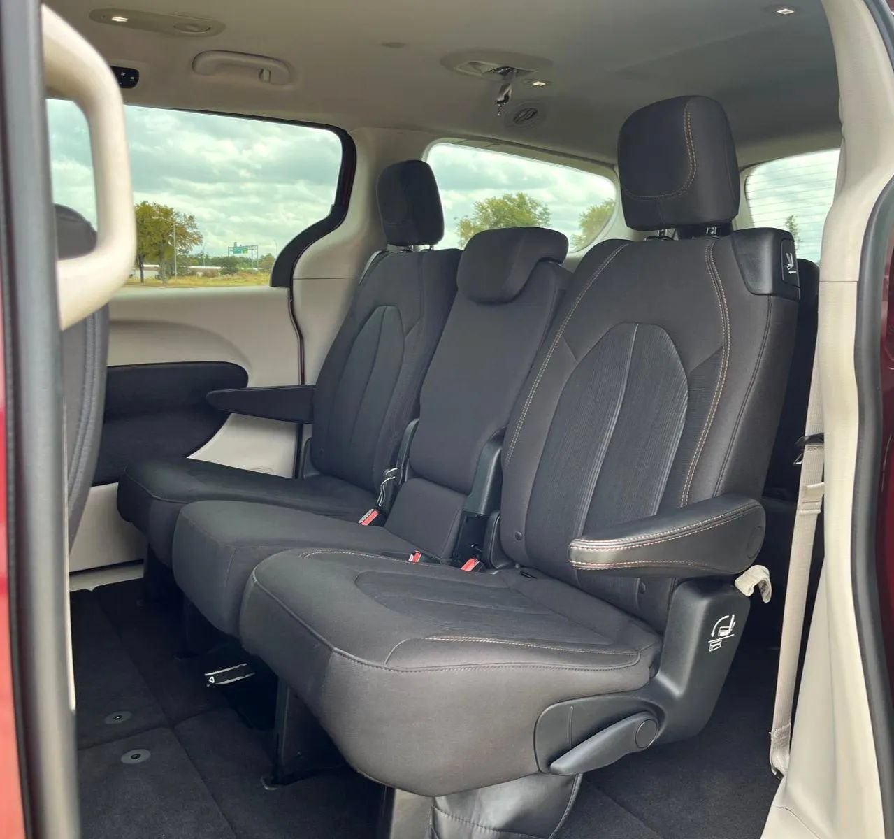 Used 2017 Chrysler Pacifica Touring FWD image 39