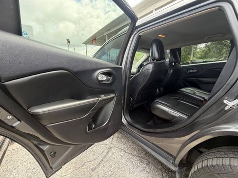 Used 2016 Jeep Cherokee Limited FWD image 16