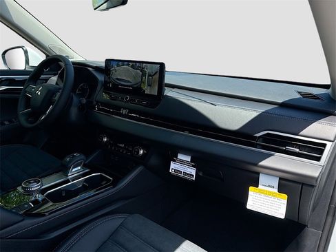 New 2025 Mitsubishi Outlander SE image 31