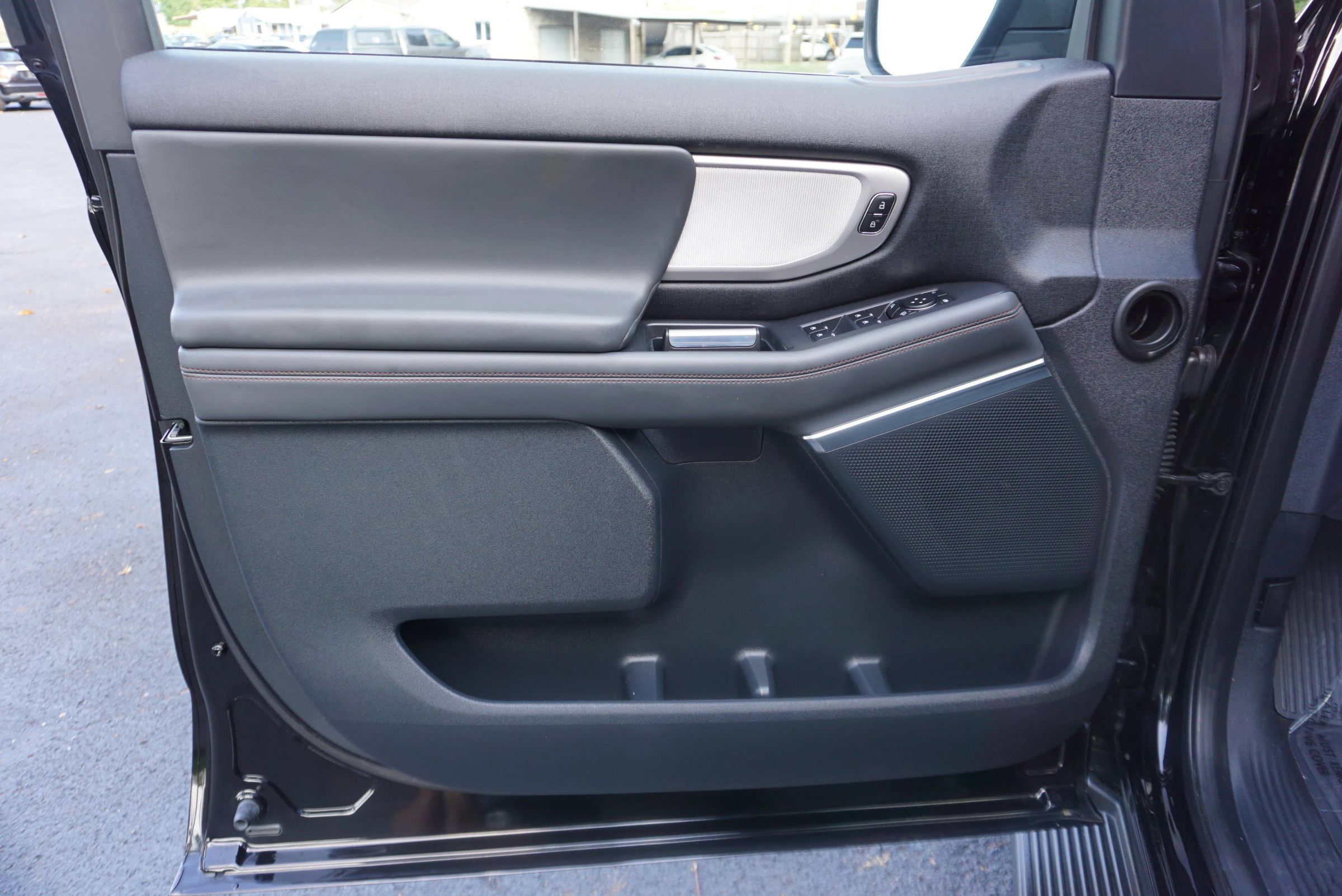 Used 2025 Ford Expedition Active RWD image 16