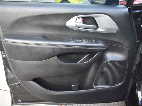 Used 2019 Chrysler Pacifica Touring Plus w/ S Appearance Package image 18