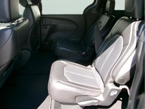 Used 2025 Chrysler Pacifica Select FWD image 9