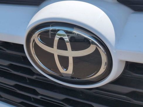 Used 2022 Toyota RAV4 LE AWD/4WD image 28