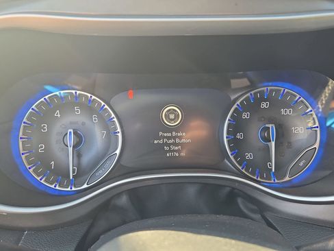 Used 2023 Chrysler Pacifica Touring-L image 16