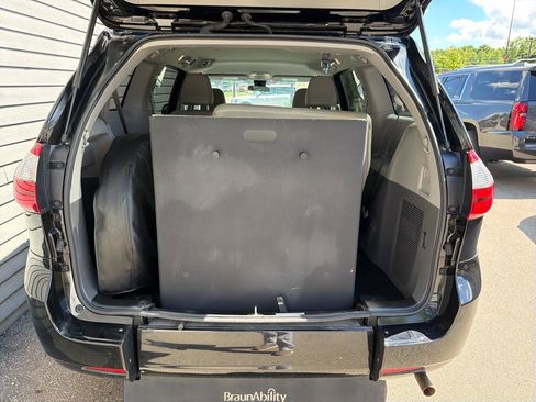 Used 2020 Toyota Sienna L FWD image 15