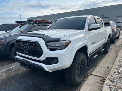Used 2023 Toyota Tacoma SR5 AWD/4WD image 2