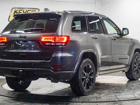 Used 2017 Jeep Grand Cherokee Altitude image 4
