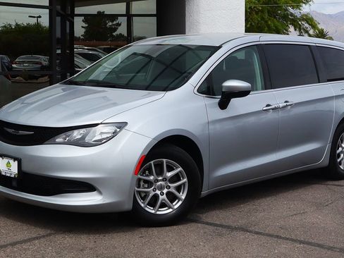 Used 2023 Chrysler Voyager LX image 2