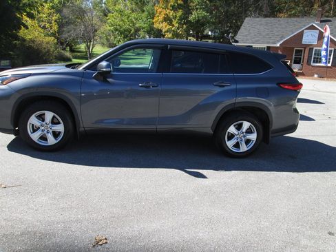 Used 2022 Toyota Highlander L image 4