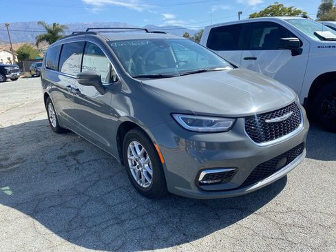 Used 2022 Chrysler Pacifica Touring-L FWD image 1