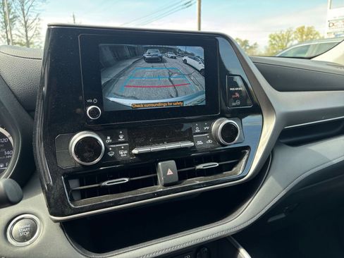 Used 2025 Toyota Highlander LE FWD image 26