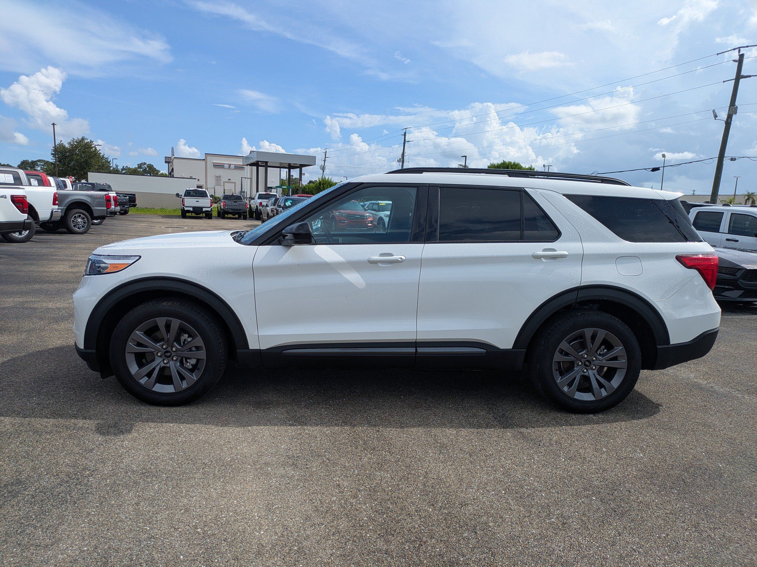 Used 2023 Ford Explorer XLT w/ Equipment Group 202A RWD image 7