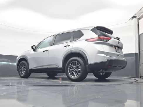 Used 2025 Nissan Rogue S FWD image 19