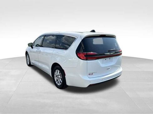 Used 2024 Chrysler Pacifica Touring-L FWD image 5