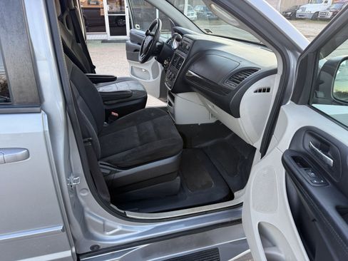 Used 2015 Dodge Grand Caravan SXT image 11