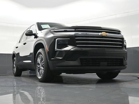 Used 2025 Chevrolet Traverse LT FWD image 32