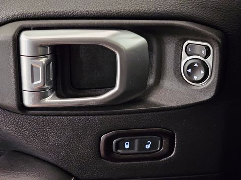 Used 2020 Jeep Wrangler Unlimited Sahara AWD/4WD image 18
