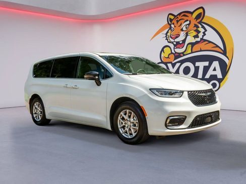 Used 2025 Chrysler Pacifica Select FWD image 3