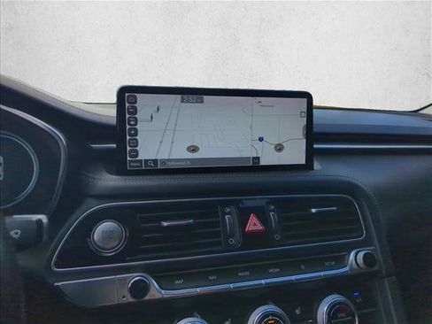 Used 2022 Genesis G70 2.0T image 8