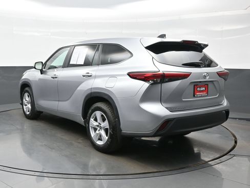 Used 2023 Toyota Highlander LE AWD/4WD image 4