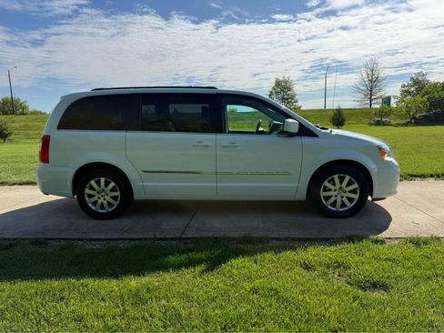 Used 2016 Chrysler Town & Country Touring FWD image 6