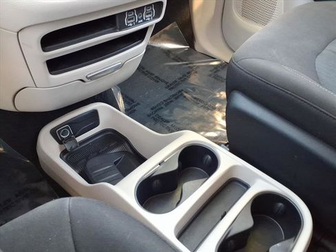 Used 2022 Chrysler Voyager LX image 24