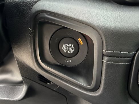 Used 2024 Jeep Gladiator Sport AWD/4WD image 23