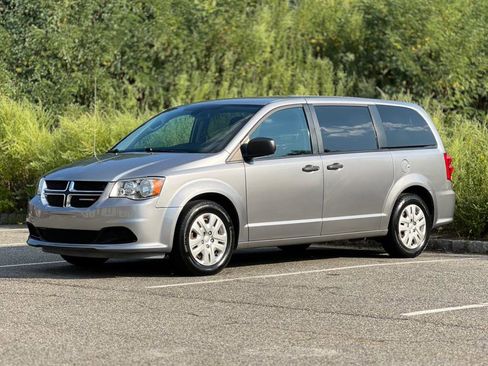 Used 2019 Dodge Grand Caravan SE image 4