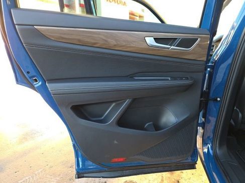 Used 2025 Volkswagen Atlas SE image 13