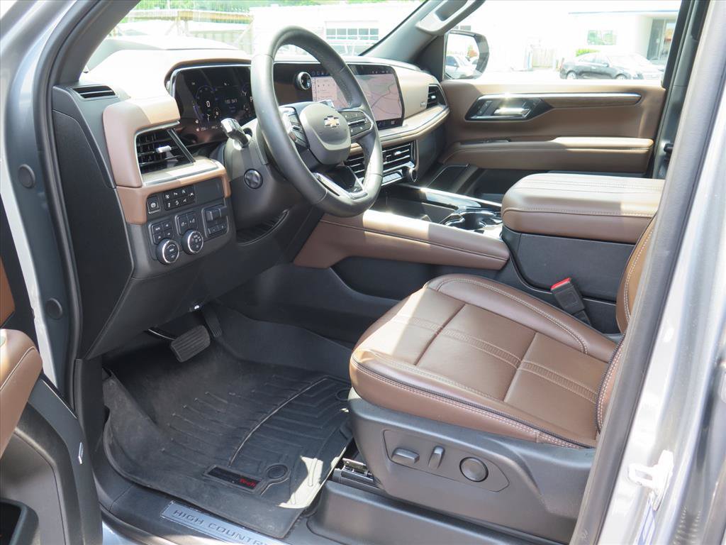 Used 2025 Chevrolet Tahoe High Country AWD/4WD image 11