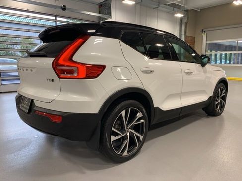 Used 2022 Volvo XC40 T5 R-Design w/ Climate Package image 8