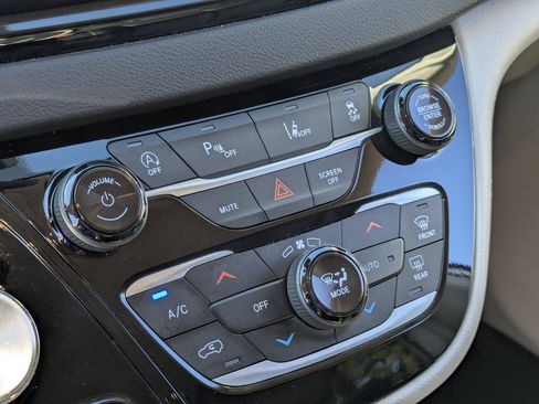 Used 2023 Chrysler Pacifica Touring-L FWD image 22